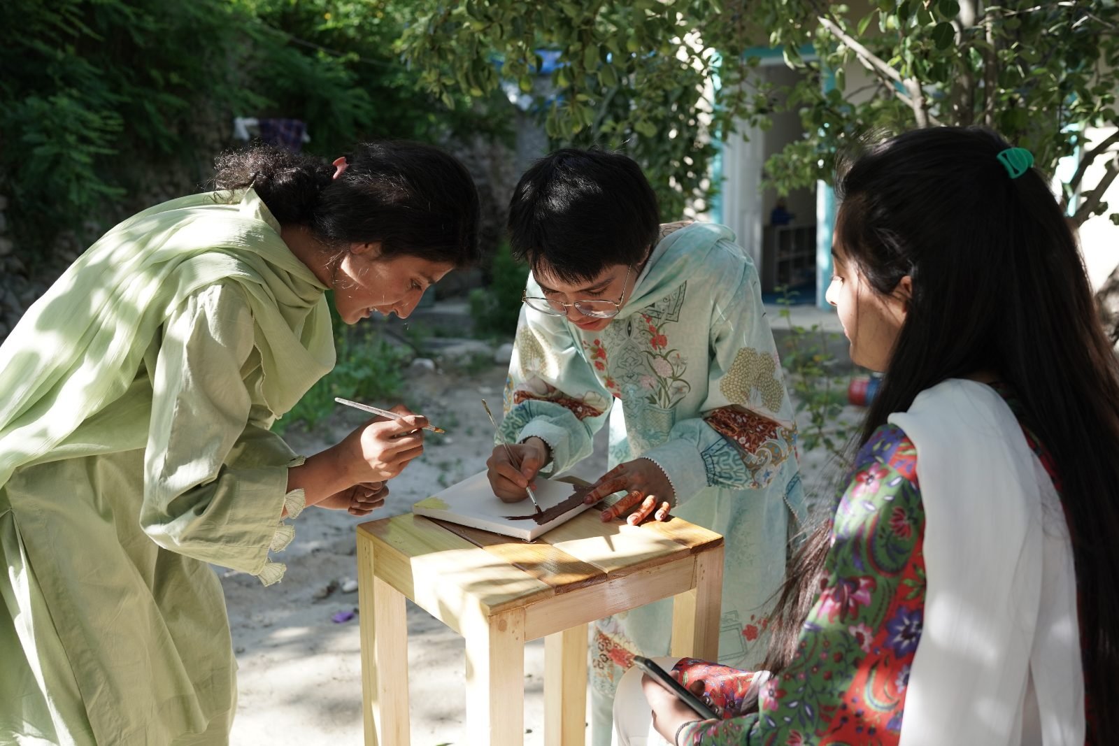 A digital sovereignty mentor working closely with young women